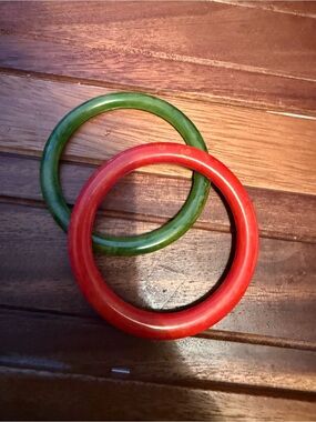 Marbled red and marbled green Bakelite bangles.